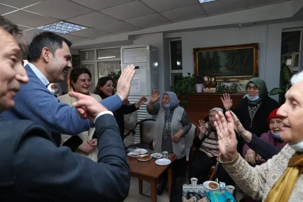 murat-kurumdan-huzurevi-ziyareti-buyuklerimiz-kiymetlilerimiz-1705850163311.jpg Murat Kurum anlamlı huzurevi ziyaretinde yaşlılara müjdeyi verdi: İstanbul'un iki yakasına... - 6