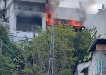 Ortaköy'de ahşap bina alevlere teslim oldu