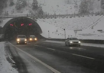 Bolu Dağı'nda ulaşıma kar engeli