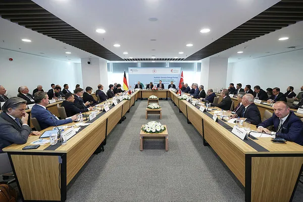 turk-alman-enerji-forumunda-bakan-alparslan-bayraktardan-onemli-aciklamalar-1698401590506.jpg Türk-Alman Enerji Forumu! Bakan Alparslan Bayraktar'dan açıklama: Türkiye’ye yatırım yapmaya davet ediyoruz - 4