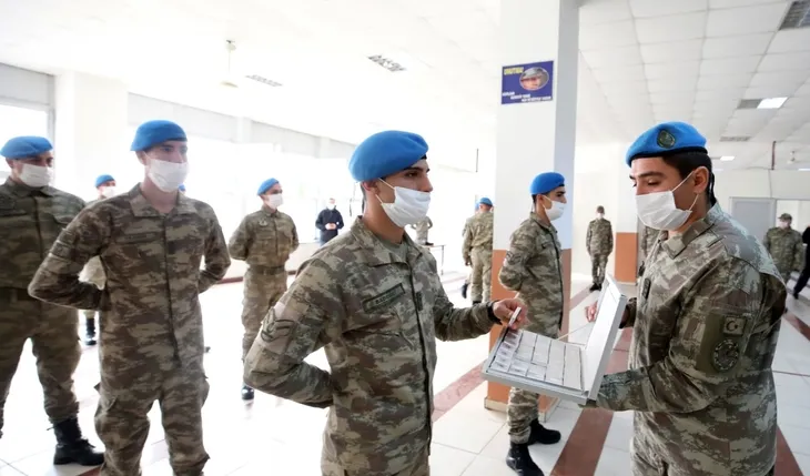 Milli Savunma Bakanı Hulusi Akar ve TSK'nın komuta kademesinden sınır hattında Ramazan Bayramı