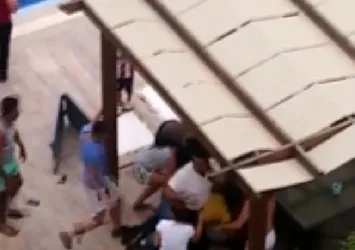 Ev arayan kadını bayıltana kadar dövdüler