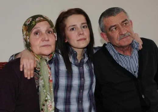 mucize-kiz-refiyeden-yurek-yakan-haber-5-organ-nakilli-refiye-yasam-mucadelesine-yenik-dustu-1638770246174.jpg Mucize kız Refiye'den yürek yakan haber! 5 organ nakilli Refiye yaşam mücadelesine yenik düştü - 4