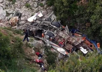Katliam gibi otobüs kazası: 26 ölü