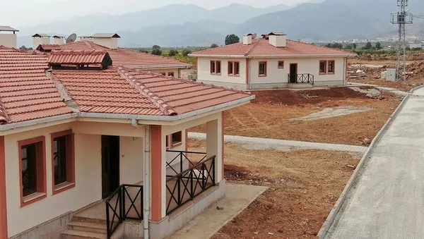 1698653270668.jpeg Deprem sonrası köyler de ayağa kalkıyor! Hatay'da depremzedeler yeni evlerine kavuşuyor - 4