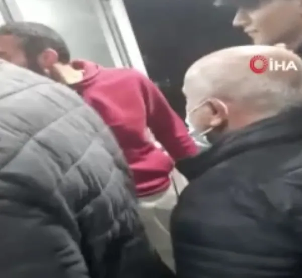 1679897015453.jpg Cami kapısına siper oldu cemaati içeriye sokmadı! O anlar kamerada - 4
