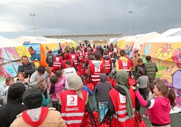 Türk Kızılay’ı depremzedelerin yanında! Psikologlar görünmez yaraları sarıyor