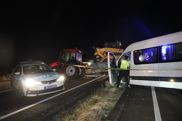 nevsehirde-katliam-gibi-kaza-traktor-ile-minibus-carpisti-cok-sayida-yarali-var-1718912689709.jpeg Nevşehir'de katliam gibi kaza! Turistleri taşıyan minibüs ile traktör çarpıştı: Çok sayıda yaralı var - 4