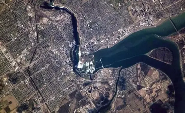 Sınır kafenin ortasından geçiyor! Görenleri hayrete düşüren dünyanın en ilgin ülke sınırları - 10