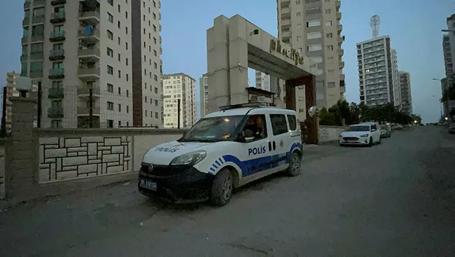 adanada-vatandaslarin-pesinde-oldugu-hirsiz-otluk-alanda-yakalandi-1654754095791.jpg Adana'da vatandaşların peşinde olduğu hırsız otluk alanda yakalandı - 3