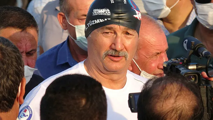 Eski Bakan Tüzmen ile 5 sporcu Mersin'den KKTC'ye yüzerek bayrak taşıdı - 5