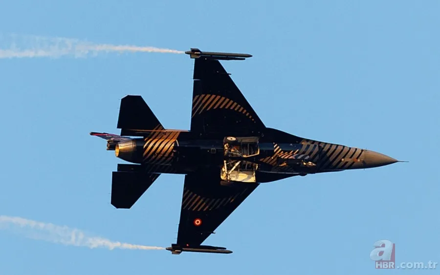 SOLOTÜRK'ten Büyük Zafer'de nefes kesen saygı uçuşu! Vatandaşlar hayranlıkla izledi 7