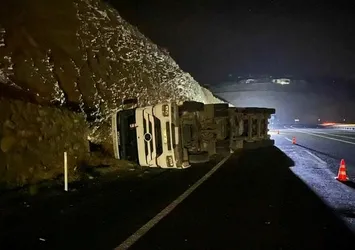 Elazığ’da şeker pancarı yüklü tır devrildi