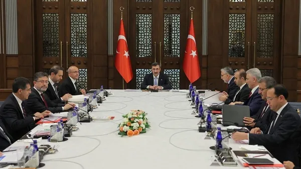 cumhurbaskani-yardimcisi-cevdet-yilmaz-ile-bakan-mehmet-simsek-baeye-gidiyor-1687369744811.jpg Cumhurbaşkanı Yardımcısı Cevdet Yılmaz ile Bakan Mehmet Şimşek BAE'ye gitti - 1