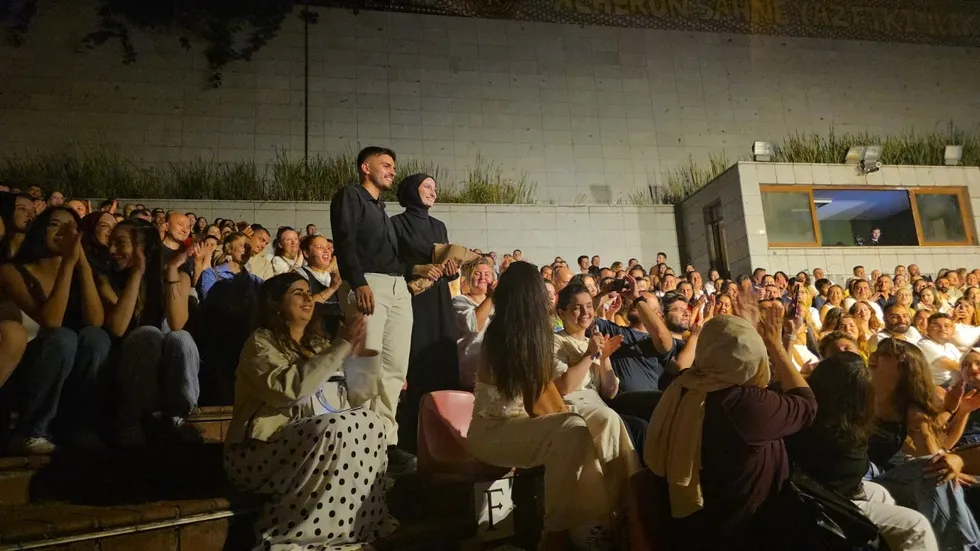 gokhan-turkmenin-konserinde-romantik-anlar-1787826442130.jpg Gökhan Türkmen’in konserinde romantik anlar: "Biz de şaşırdık" - 1