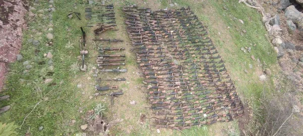 Komandolar terör örgütü PKK'ya ait silahları ele geçirdi - 1