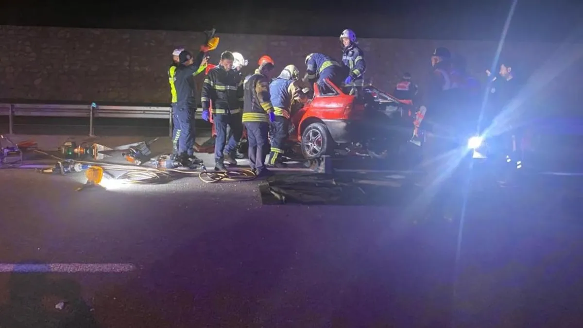 Kocaeli'de feci kaza! Otomobil bariyerlere saplandı: 2 ölü