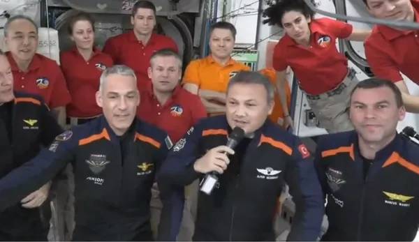İlk Türk astronot Alper Gezeravcı uzayda şehitlerimizi unutmadı! İstasyon ekibinden tarihi kucaklaşma! İşte ilk sözleri...