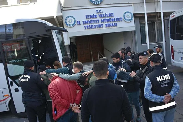 izmirdeki-5-milyarlik-vurgunda-sedat-ocakci-ve-esiyle-birlikte-27-kisi-tutuklandi-1707545660868.jpeg İzmir'deki 5 milyarlık vurgunda Sedat Ocakcı ve eşiyle birlikte 27 kişi tutuklandı - 2