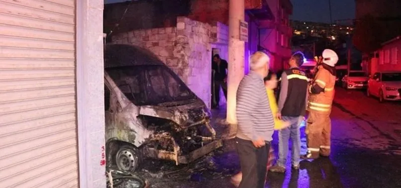 Son dakika: İzmir'de kundaklandığı iddia edilen servis minibüsü kullanılamaz hale geldi