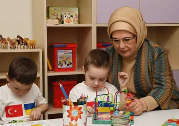 Emine Erdoğan Ukrayna'dan getirilen yetim çocuklarla buluştu