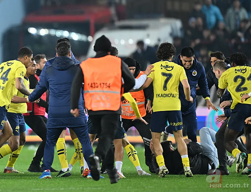 Akyazı'da olay var! Maç sonu sahaya giren taraftarlar Fenerbahçeli futbolcular ile kavga etti | Soruşturma başlatıldı 3
