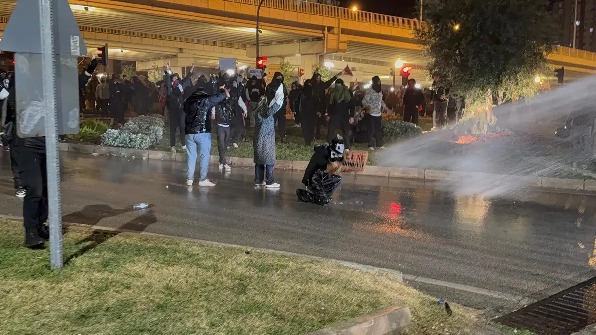Antalya'da maskeli provokatörler sokaklarda: 30'a yakın gözaltı
