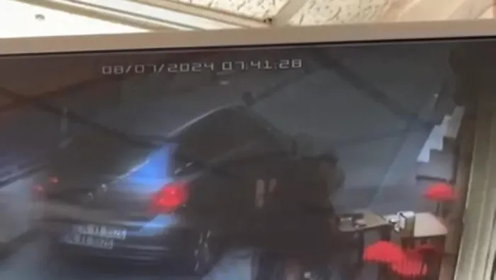 Fatih'te dehşete düşüren anlar! Fenalaşıp yere yığıldığı anda başının üzerinden otomobil geçti - 1