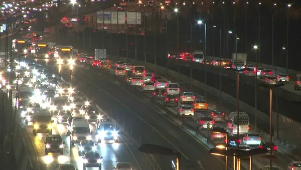 Tatil bitti milyonlar İstanbul trafiğinde kaldı
