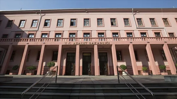 son-dakika-adalet-bakanligindan-personeline-mujde-25-bin-tl-promosyon-1661175507450.jpg Son dakika: Adalet Bakanlığından personeline müjde: 25 bin TL promosyon! - 2