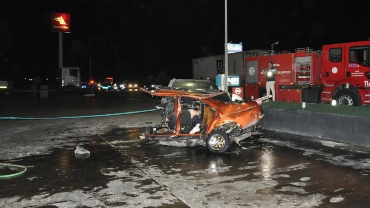 Manisa'da katliam gibi kaza! Kamyonet ve otomobil çarpıştı: Çok sayıda ölü ve yaralı var