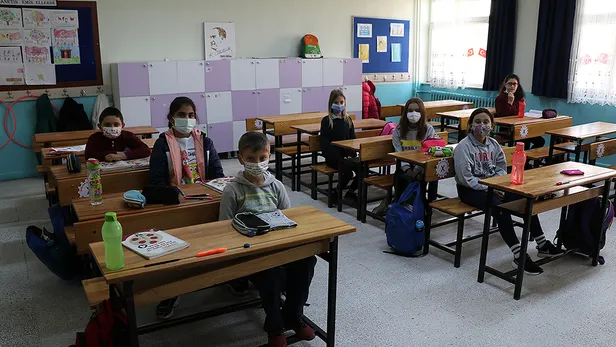 MEB açıkladı! Okullar online olacak mı? 2022 okullarda yüz yüze eğitim ertelenecek mi, uzaktan eğitime geçilecek mi?