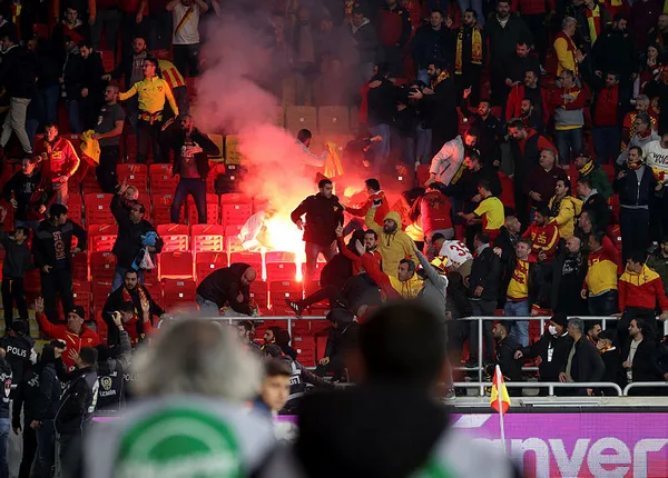 Göztepe-Altay maçında Göztepeli taraftar Altay Kalecisinin sırtına korner direği ile vurdu