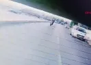 Kasksız motosiklet sürücüsü cama kafa attı