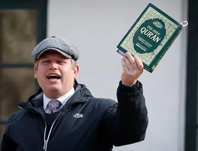 Kur’an-ı Kerim’i Müslümanların içinde polis korumasında yaktı! İsveç’te aşırı sağcı lider Paludan’dan küstah hareket