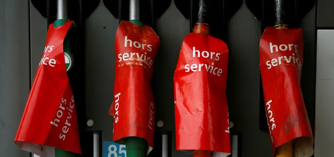 Macron için acı tablo: Fransa’da akaryakıt istasyonlarında yakıt sorunu başladı