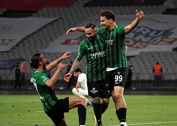 Son dakika: Kocaelispor Sakaryaspor'u 4-0 yenerek 1. Lig'e yükseldi - 7
