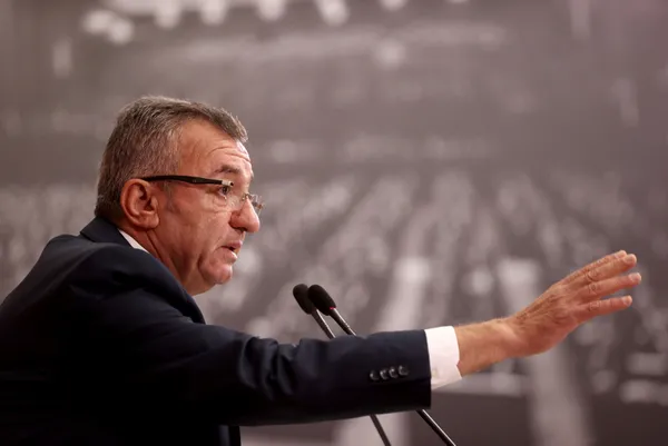 CHP ve HDP’den Meclis’te provokasyon! Burak Erbay Kürsüde çekiçle telefon kırdı! TBMM Başkanı Şentop’tan ilk yanıt: Kürsüler şov yeri değil