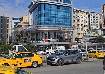 Ataşehir'de motosikletli 2 saldırgandan oto galeriye kurşun yağmuru