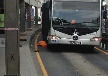 Metrobüs durağında feci olay