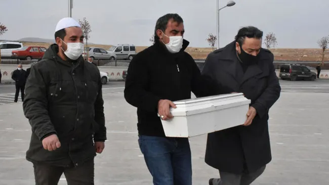 Sivas'ta yürek yakan kare! 18 gün sonra toprağa verilen bebeğin cenaze törenine 6 kişi katıldı - 1
