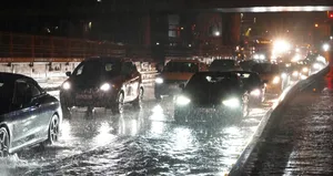 Şiddetli yağmur o ülkeyi esir aldı!