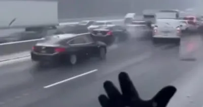 Kar fırtınası kaosa yol açtı! Onlarca araç birbirine girdi