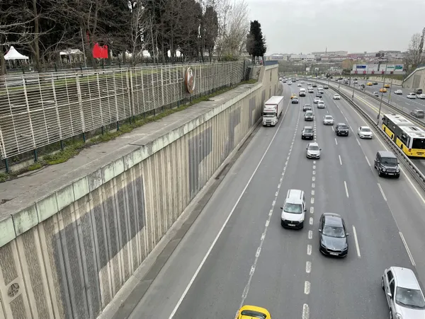 İstanbul’un rengi soldu! İBB’nin söktüğü dikey bahçeler yerini gri duvarlara bıraktı