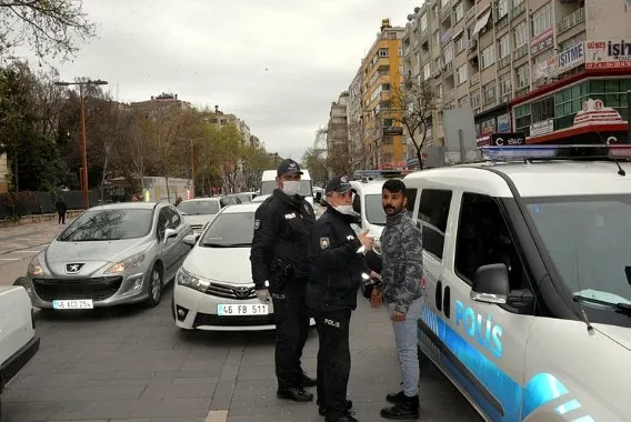 Coronavirüs yasaklarını delen 2 kişiye ceza kesildi! Olayı görüntüleyince gözaltına alındı