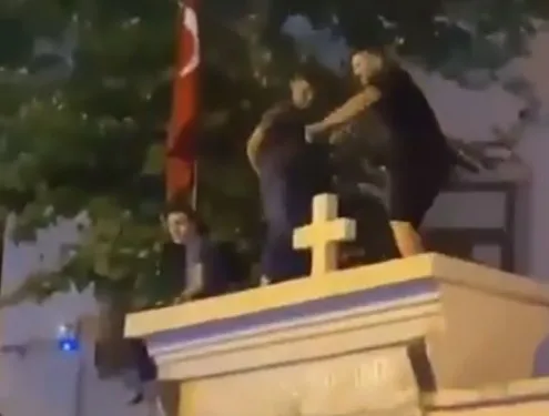 kadikoyde-kilise-duvarina-cikip-erik-dali-oynayanlarin-cezasi-belli-oldu-1638538814775.jpg Kadıköy'de kilise duvarına çıkıp erik dalı oynayanların cezası belli oldu - 2