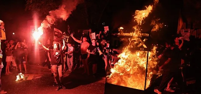 Tel Aviv’de katil Netanyahu’ya protesto ateşi! On binlerce kişi sokaklara akın etti