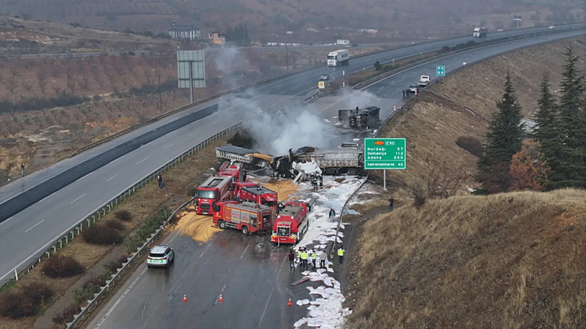 Gaziantep'te çarpışan 3 tırda yangın çıktı