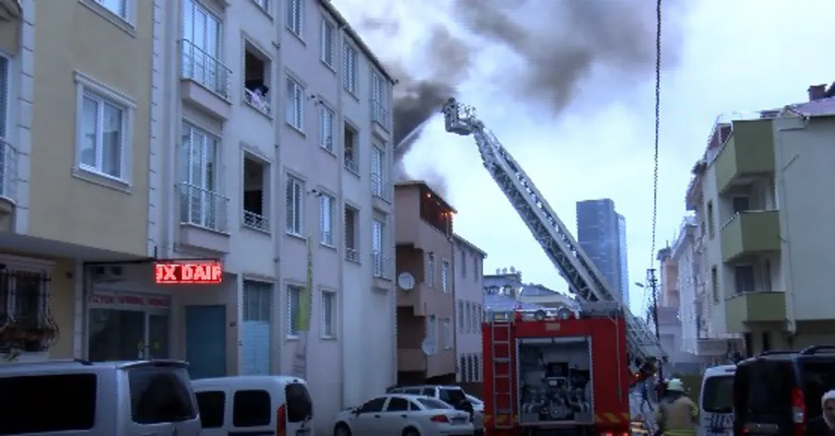 SON DAKİKA: Sancaktepe'de 3 katlı binada yangın çıktı