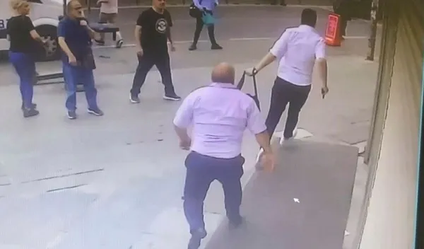 fatihte-iett-soforu-ile-yolcu-kavga-etti-silahlar-cekildi-tekme-ve-yumruklar-havada-ucustu-1695731199324.jpeg Fatih'te İETT şoförü ile yolcu kavga etti! Silahlar çekildi tekme ve yumruklar havada uçuştu - 3